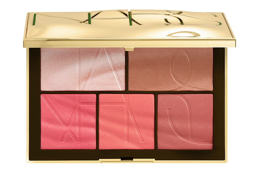 NARS ピュアラグジュアリー ライトリフレクティング チーク ＆ア イパレット（カラー：上段左からBOMBSHELL オパールセントピンクパール、BLONDE CRAZY ソフトニュートラルブラウン、下段左からRED DUST ドーリーピンク、ROUGH CUT キャンディコーラル、PANDORA'S BOX ソフトダスティローズ）8,800円（数量限定）。自社EC先行発売日：2024年11月8日（金）。店舗発売日：2024年11月15日（金）。