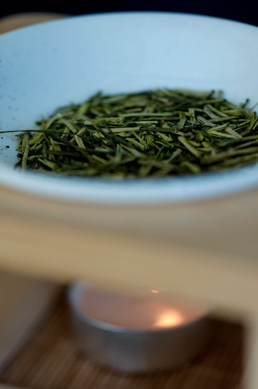 【カネ十農園】店内の茶香炉で焚かれる棒茶の香りが心地よい。