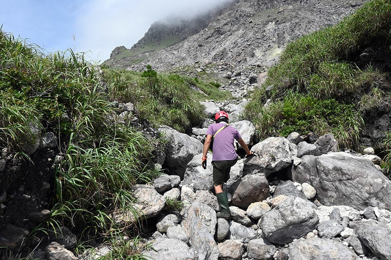岩がごろごろしている道を登っていきます。「小さな岩でも上から落ちてきたら、要注意」と、最初にアドバイスが。通常は立ち入り禁止なので、硫黄岳に行きたければガイドをお願いしましょう。