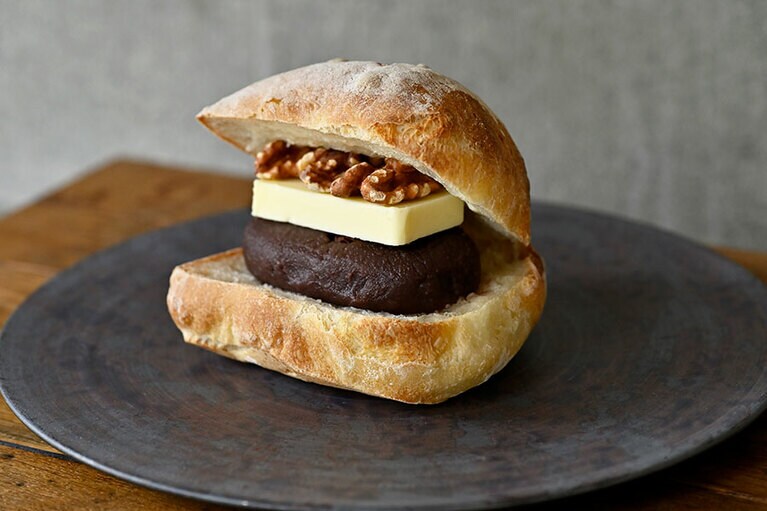 元は料理人だった高行さんが作るあんバターチャバタ 380円。