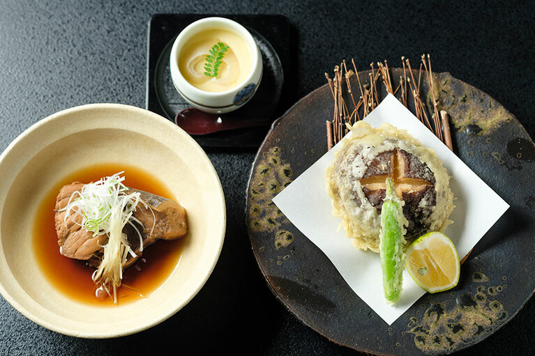 脂ののったメカジキの煮物に、ミニフカヒレの姿煮をのせた茶碗蒸しなど、宮城県らしい食材が美しい器に盛られて登場します。