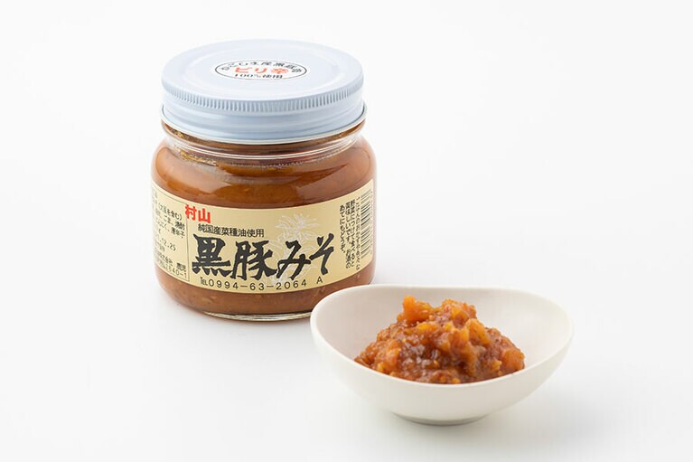 村山製油「黒豚みそピリ辛」972円(250g)／鹿児島県