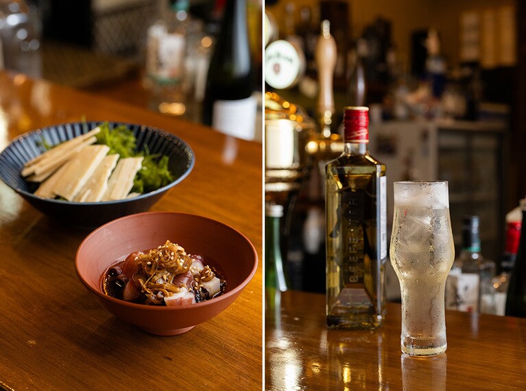 クセになるおつまみ「ネギタコショウガ」と「あおさのりチーズ」各500円〜。佐渡で自生している野草をブレンドした爽やかな「ハルミジンのソーダ割り」800円。