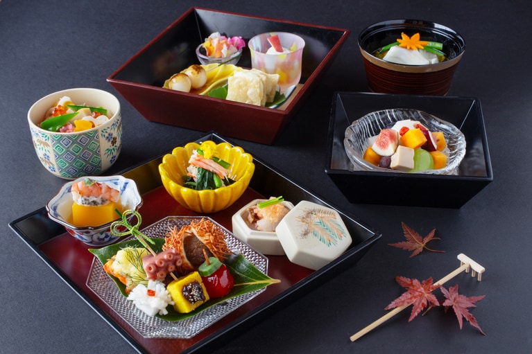 「体験型和フタヌーンティー」のメニューより、一の重（焼八寸）、二の重（和スイーツ）、三の重（宝果あんみつ）、吹き寄せちらし、吸物のイメージ。