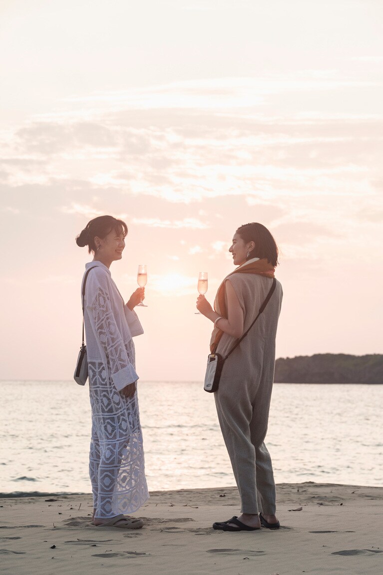 星野リゾート西表島ホテルで人気！ 夕日を眺めながらシャンパンタイム。