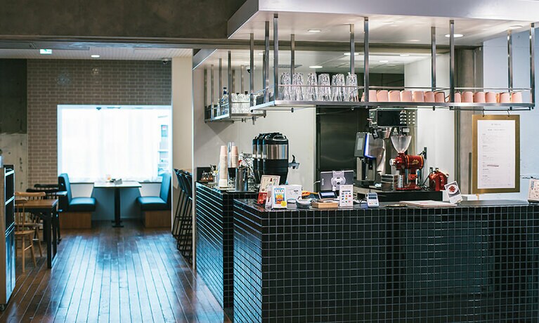 (E) 小腹が空いたら喫茶室へ。一番人気のハヤシライスは絶品！　コーヒーと煎茶は無料で飲み放題。