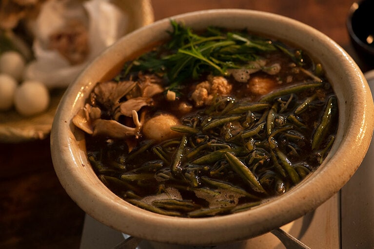 ［夏こそ食べたい秋田発“生じゅんさい”鍋］比内地鶏のつみれと、ご飯を少しすりつぶした“だまこもち”も入った充実の鍋。ツユをたっぷり吸っただまこもちも絶品！
