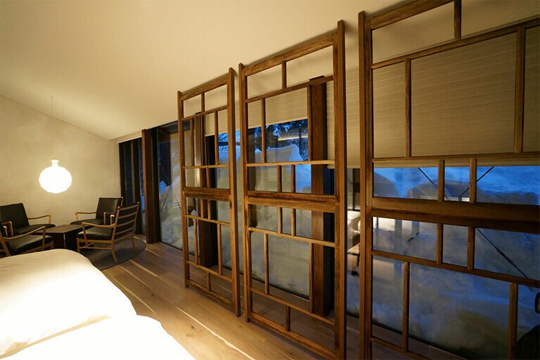 もともとこの地にあった古民家の窓枠が間仕切りに。スタイリッシュなインテリアに温かみを加えている。