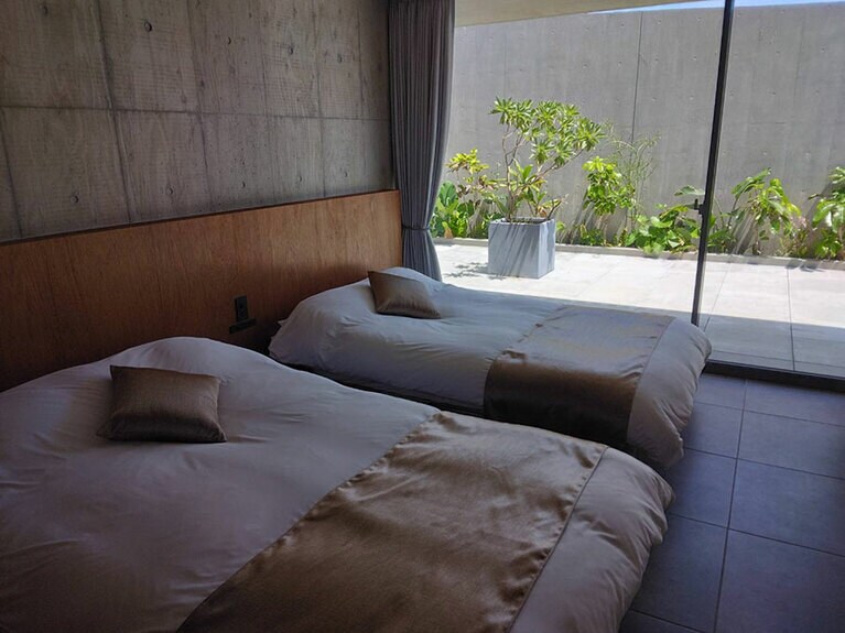 ベッドルームは2部屋用意されている。