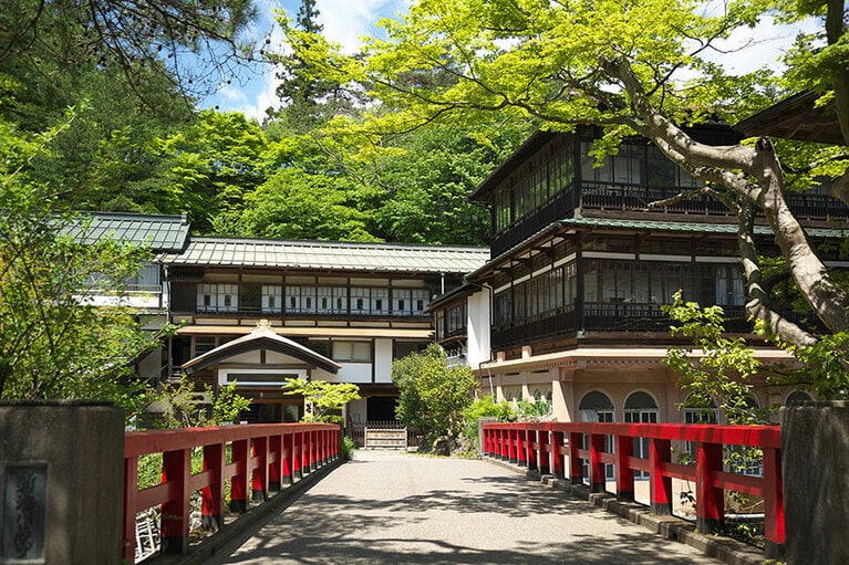 宿泊する際は現存する最古の木造建築湯宿の「本館」、国の登録有形文化財指定の木造建築宿「山荘」、昭和61年に建てられた「佳松亭」の館から選ぶことができる。