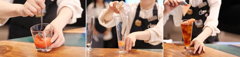 スイカをつぶしてシロップを作り、アガベシロップとコーヒーを注ぐ。