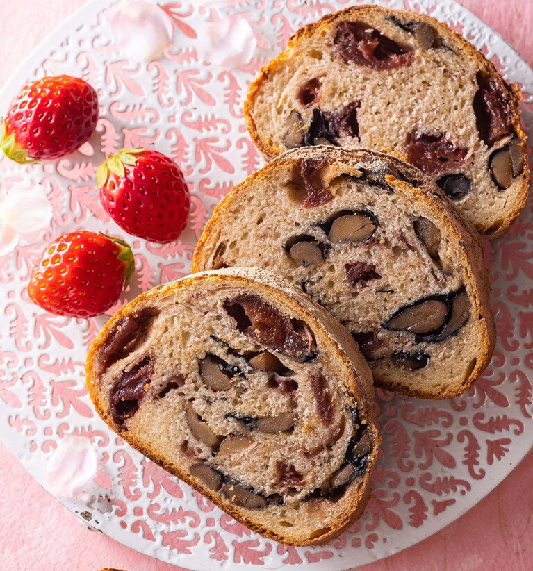 「桜・苺と黒豆のカンパーニュ」1,960円、1/2サイズ 980円、1/4サイズ 490円(オンラインショップでは2,970円 ※クール便代込み)。