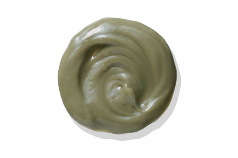 泥パックのような濃密なタッチで、マッサージしながら頭皮へ密着し、スムーズに髪になじむ。