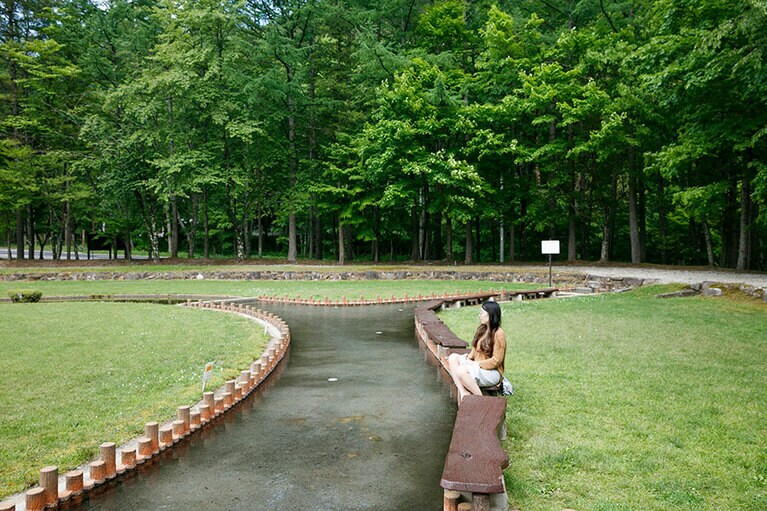 まるで小川のような天然温泉の足湯。