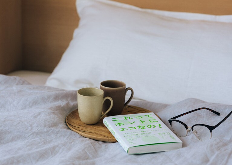 上：“マヨタエ”ピローケース ラージ(50×98cm)11,550円／デプト 
下：『これってホントにエコなの？』ジョージーナ・ウィルソン＝パウエル／著 吉田綾／監訳 1,650円