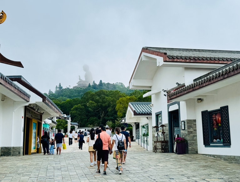 ゴンピン360の終点のゴンピン・ビレッジでは伝統的な街並みとともに、さまざまな文化体験が待っている。天壇大仏までは徒歩20分程度。