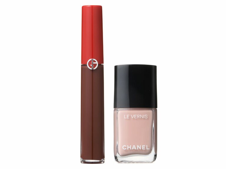 左：ヴェネツィアのノスタルジックな情景からインスパイアされたモーヴレッドブラウン。リップ マエストロ［ヴェネツィア コレクション］#210 4,200円／ジョルジオ アルマーニ ビューティ 右：指先を美しく見せる理想的なピンクベージュ。ヴェルニ ロング トゥニュ #769 3,200円／シャネル