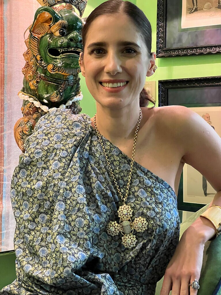 ベギュム・カーンさん。グリーンのワンショルダーのドレスも個性的。