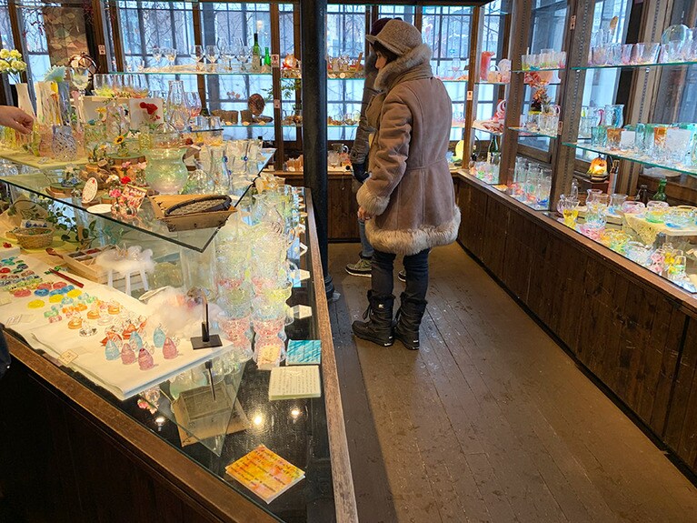 この店舗では、和風のガラス器をメインとした品揃えだ。