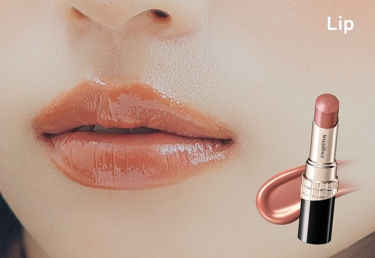 ベージュのフレームに合うリップ。〈コスメ使用アイテム〉マキアージュ ドラマティックエッセンスルージュ BR300 マイルール 3,300円（編集部調べ）／マキアージュ