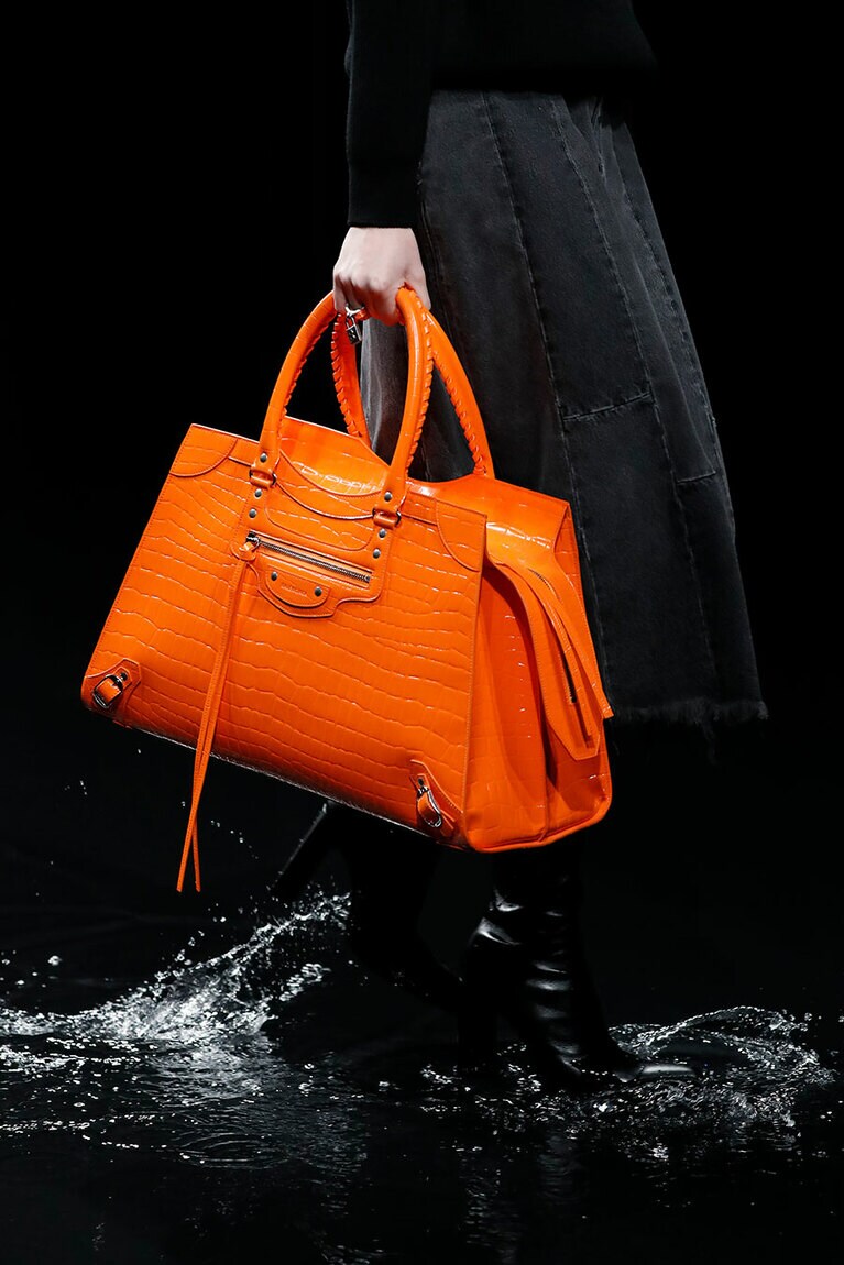 「ネオ クラシック シティ L」ORANGE(クロコエンボスカーフスキン／エイジドシルバースタッズ)〈H34×W54×D24cm〉290,000円／バレンシアガ(バレンシアガ クライアントサービス)