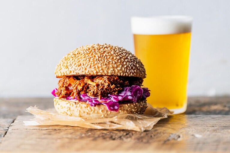 タミルズ(エキュート品川 サウス)「自家製ブルドポークバーガー」 780円。