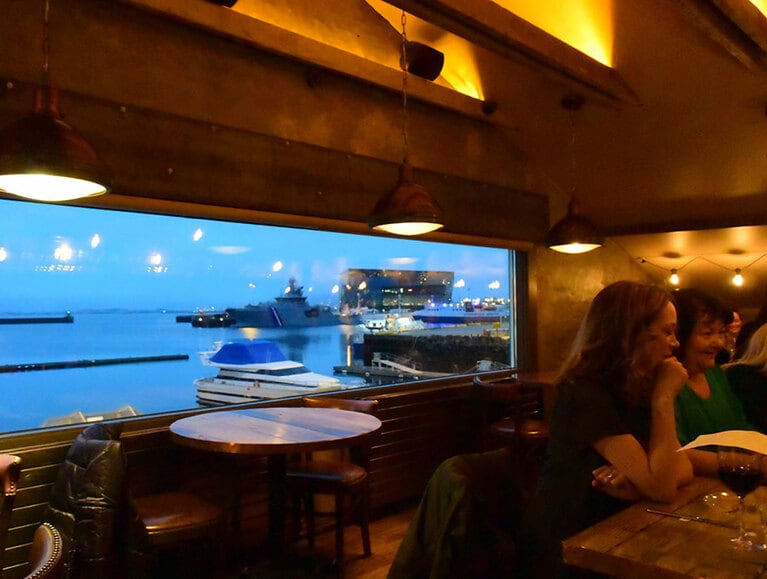 レストラン「コパー」内のカウンター席。窓からレイキャヴィーク港を望む。