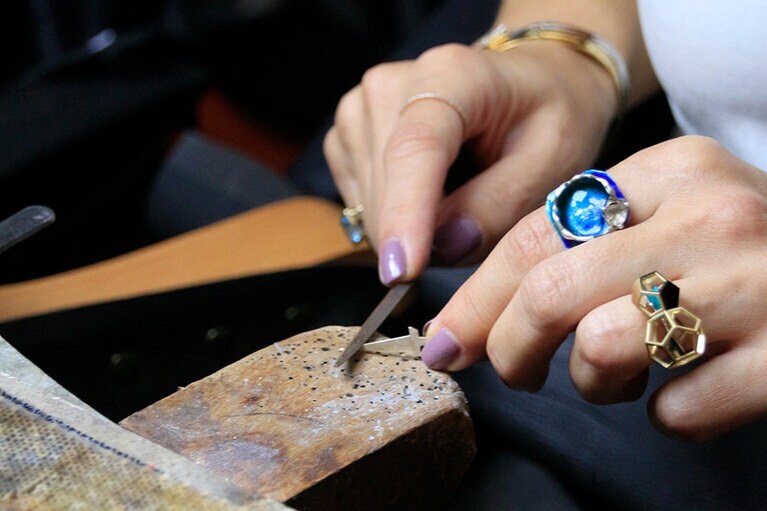 手先が器用でないと絶対にできない、細やかな作業だ。