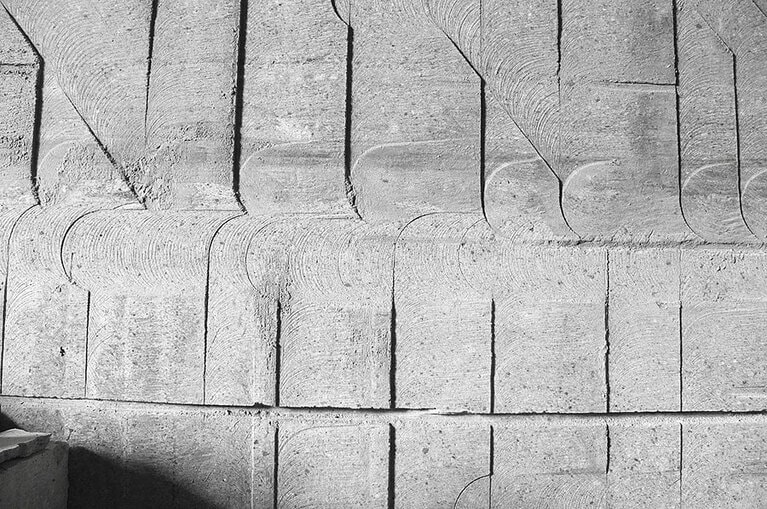 ［日本遺産・滝ヶ原地区］機械で石を切り出したあとの壁。幻想的な幾何学模様が浮かび上がります。