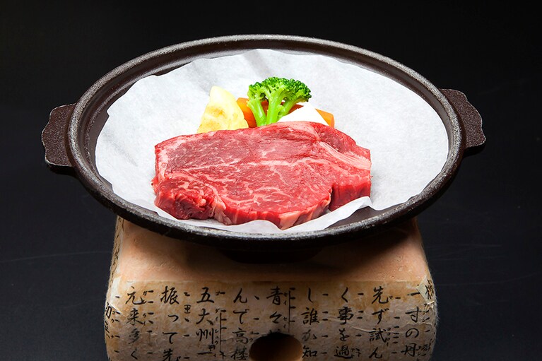 栄屋ホテル［山形／天童温泉］陶板ステーキ。