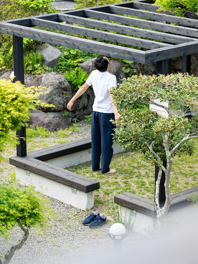 建物の前には、素足や素手で直に大地に触れることで、体内へ蓄積される電磁波を放出するアーシングのスペースが。