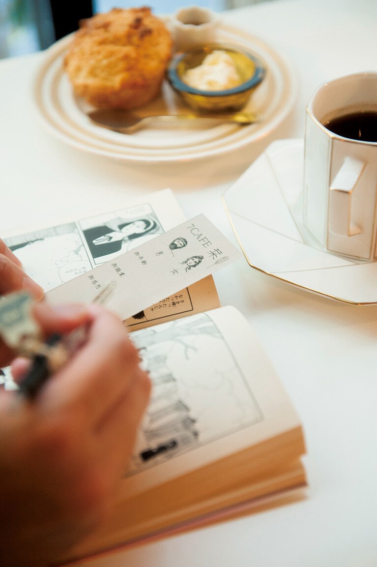 しおりの数で人気の本がわかる。コーヒーポットサイズ 500円～、スイーツ各種 250円～。