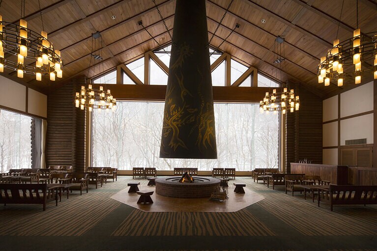 「ラウンジ 森の神話」の中央を飾るのはこのスペースと同名の作品。一面の窓には、枝葉に雪が積もる美しい自然が。