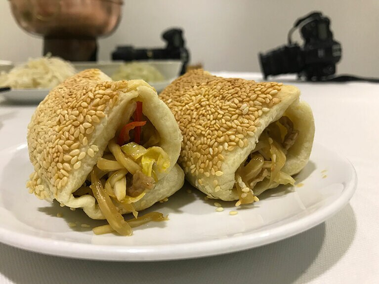 小焼餅70元に、酸菜肉絲280元を挟んだもの。