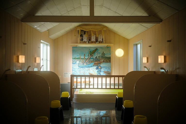 コンパクトながらも清潔な銭湯で、壁絵や神棚も素敵な味わいをかもし出しています。