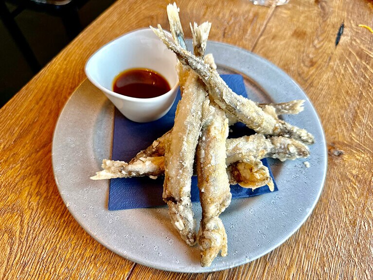 ししゃものフリット。ほとんどは輸出用で地元ではあまりみられない。