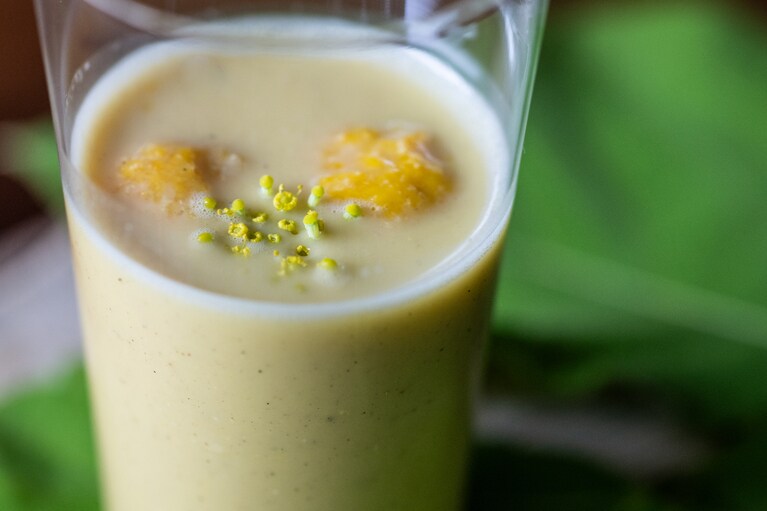 「鬼もろこし」の冷たいスープ上に咲いている可憐な小花は庭で採れたフェンネルの花。