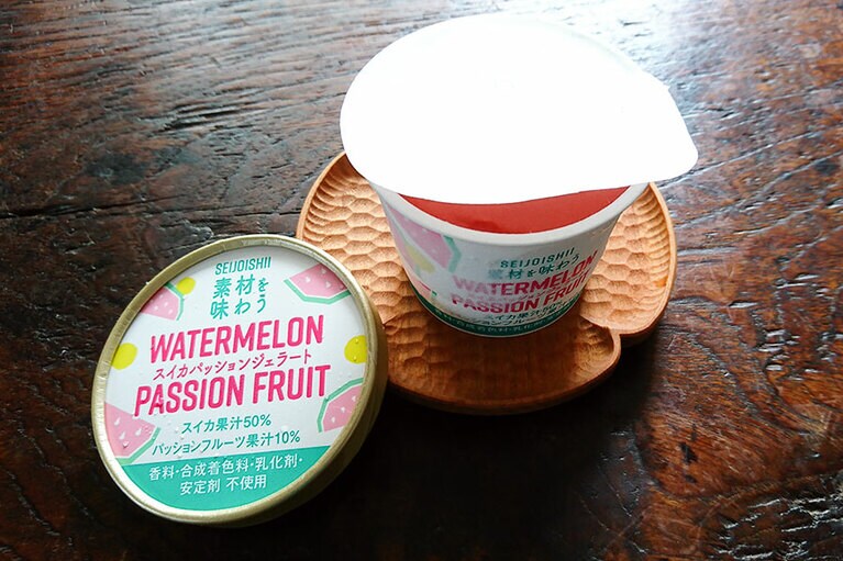 合成着色料を使わずにスイカのような赤い色に。