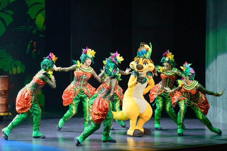 賑やかで楽しいリズムに誘われて現れた、『ライオン・キング』のティモン