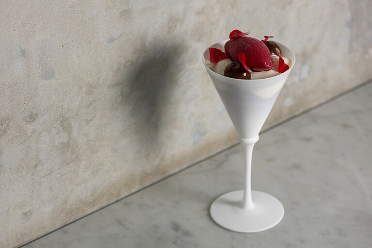 パフェ「アメリカンチェリー・キウイ・バラ」。