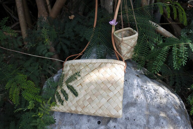 陽子さん作の革ひもをつけた、タコノ葉のサコッシュ。吊るすタイプの花瓶。