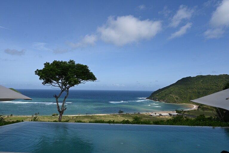 波が打ち寄せるアレ・グリンビーチ。この日はサーファーはいなかったけれど、いい波が立つと、どこからともなく集まってきます。