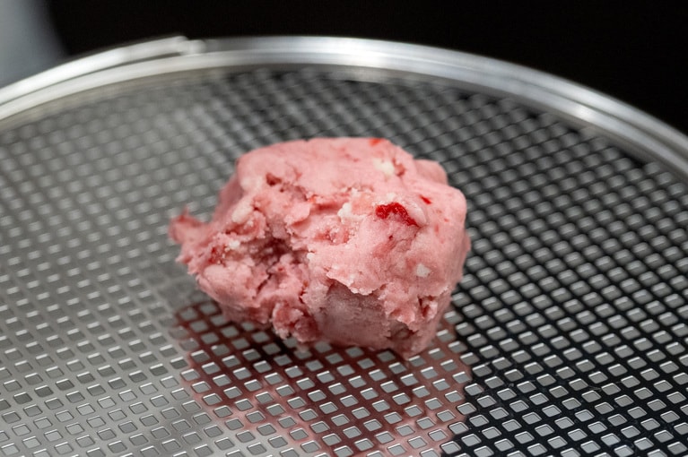 白餡をこす前。