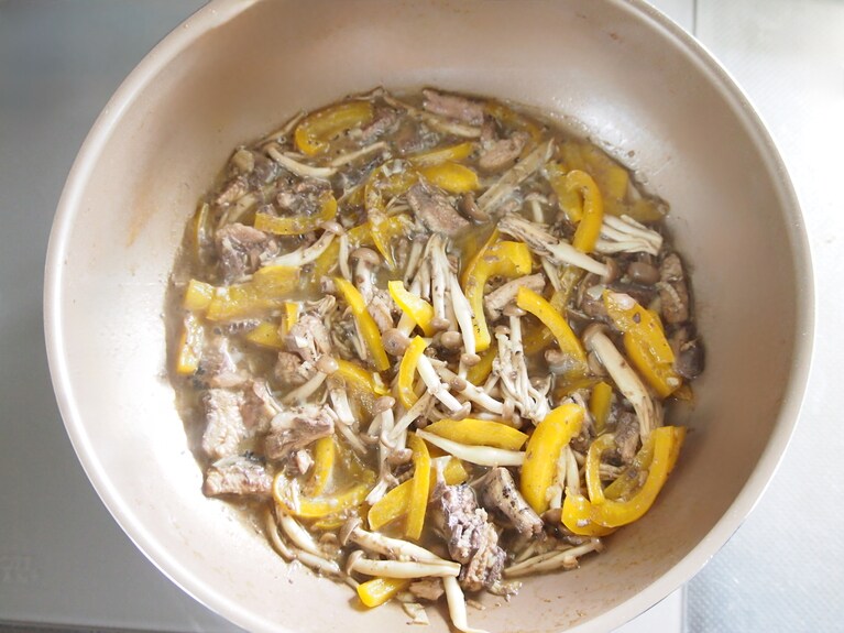 しめじがしんなりしたら、イワシの水煮缶を汁ごと加える。