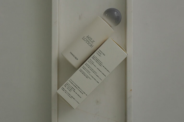 外箱に書かれたブランドステートメント。下部には原価を明記。