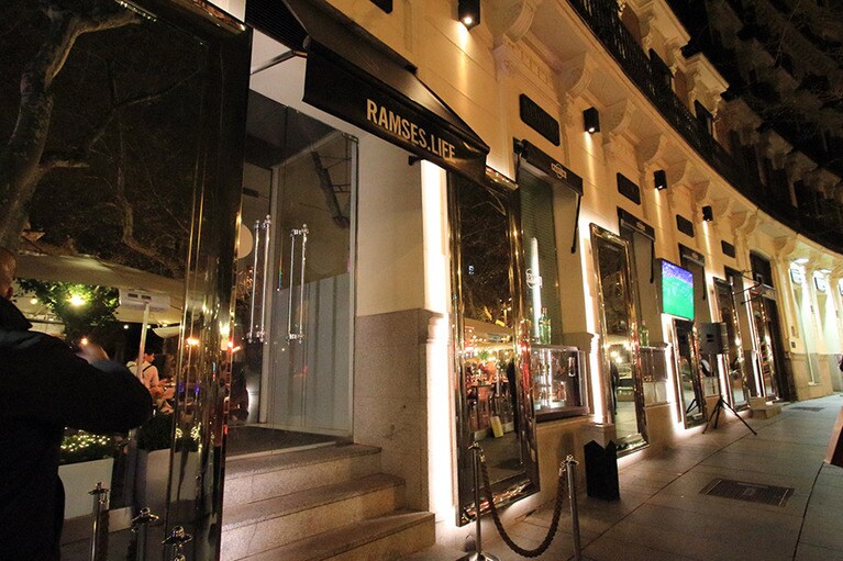 「ラムセス・ライフ」のエントランス。大きな窓からはシャンパンバーが見える。