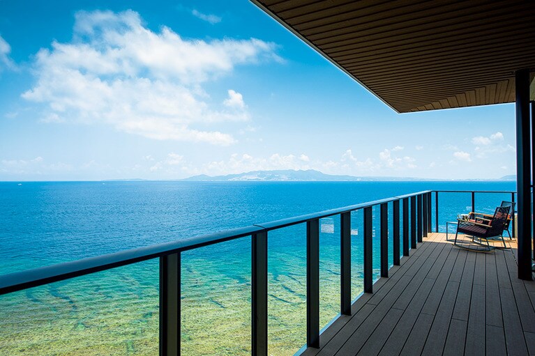【美しすぎるスイート】まるで海の上に浮かぶような“瀬良垣アイランドスイート”。