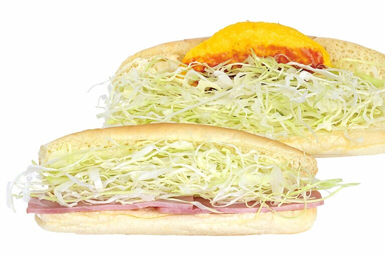 おやつに、ごはんに京都人のソウルフードパン。上：じんわり甘い生地が懐かしい。ひき肉入りのオムレツを挟んだ「オムレツロール」250円。下：創業時から続く定番の「ハムロール」200円。