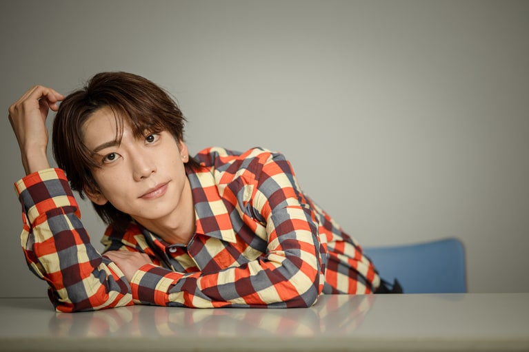 IMP.鈴木大河の“推し肌ケア”は朝晩のミルククレンジング。内側から溢れる美しさの秘訣は日々のメンテナンス