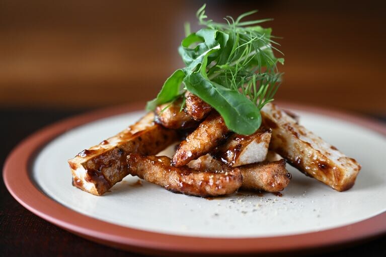 “やわらかで、自由”な佐渡の恵みをおまかせでいただく。ハレの日を彩る島レストラン「kaneto」